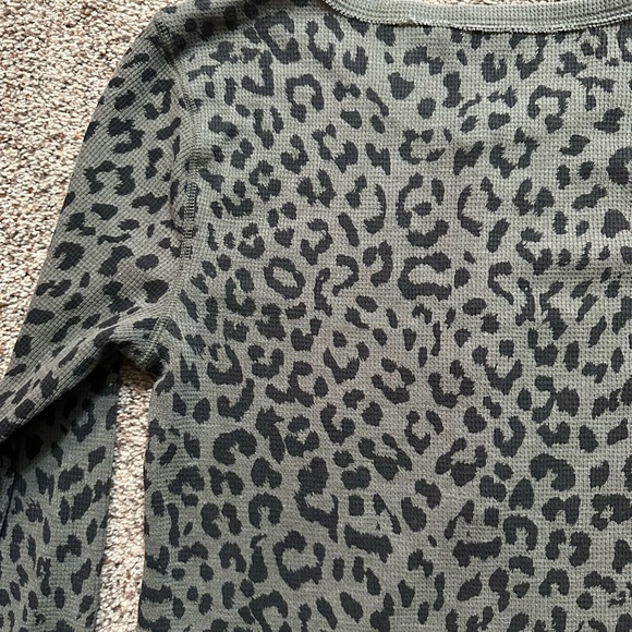 Lucky Brand Thermal Knit Long Sleeve Leopard Print Top Shirt Green Women… - Picture 5 of 7